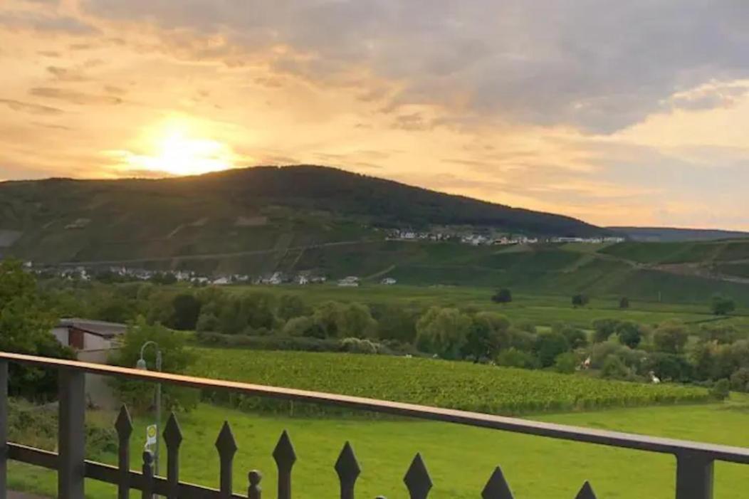 The Old Gemeinde House By The Mosel River Браунеберг Экстерьер фото